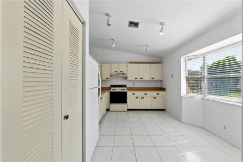 House in Tamarac, Florida 3 bedrooms, 138.52 sq.m. № 2083729 - photo 12