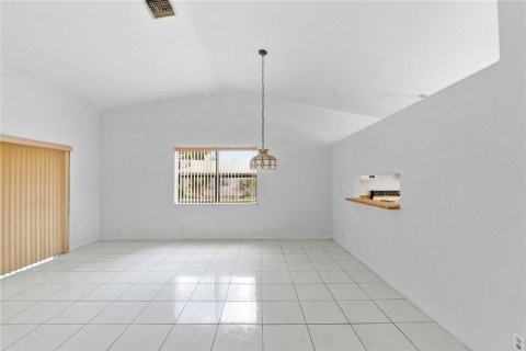 House in Tamarac, Florida 3 bedrooms, 138.52 sq.m. № 2083729 - photo 15
