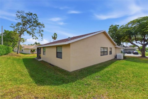 House in Tamarac, Florida 3 bedrooms, 138.52 sq.m. № 2083729 - photo 6