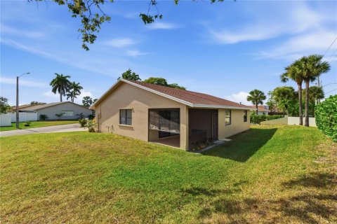 House in Tamarac, Florida 3 bedrooms, 138.52 sq.m. № 2083729 - photo 7
