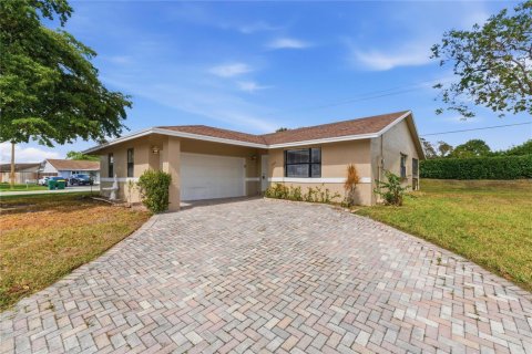 House in Tamarac, Florida 3 bedrooms, 138.52 sq.m. № 2083729