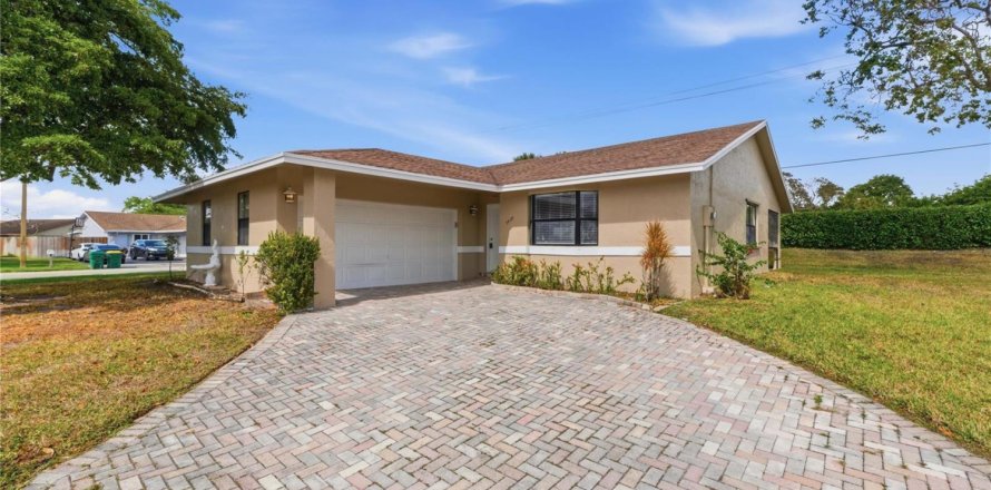 House in Tamarac, Florida 3 bedrooms, 138.52 sq.m. № 2083729