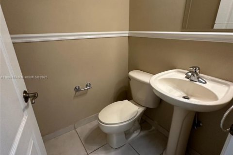 Снять в аренду таунхаус в Дорал, Флорида 4 спальни, 211.45м2, № 1945327 - фото 26