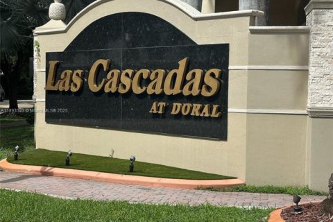 Снять в аренду таунхаус в Дорал, Флорида 4 спальни, 211.45м2, № 1945327 - фото 1