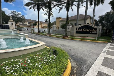 Снять в аренду таунхаус в Дорал, Флорида 4 спальни, 211.45м2, № 1945327 - фото 2