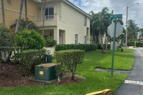 Снять в аренду таунхаус в Дорал, Флорида 4 спальни, 211.45м2, № 1945327 - фото 5