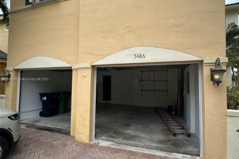 Снять в аренду таунхаус в Дорал, Флорида 4 спальни, 211.45м2, № 1945327 - фото 30