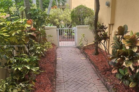 Снять в аренду таунхаус в Дорал, Флорида 4 спальни, 211.45м2, № 1945327 - фото 7