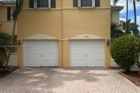 Снять в аренду таунхаус в Дорал, Флорида 4 спальни, 211.45м2, № 1945327 - фото 4