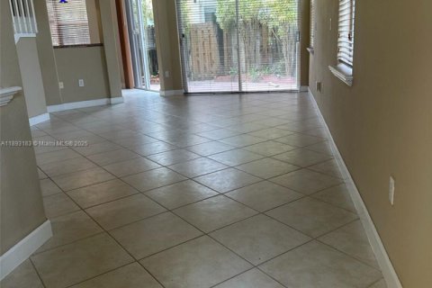 Снять в аренду таунхаус в Дорал, Флорида 4 спальни, 211.45м2, № 1945327 - фото 9