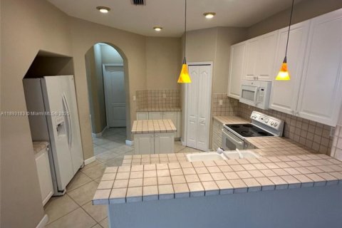 Снять в аренду таунхаус в Дорал, Флорида 4 спальни, 211.45м2, № 1945327 - фото 23