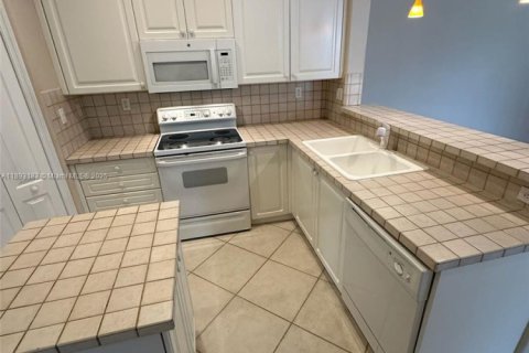 Снять в аренду таунхаус в Дорал, Флорида 4 спальни, 211.45м2, № 1945327 - фото 25