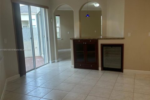 Снять в аренду таунхаус в Дорал, Флорида 4 спальни, 211.45м2, № 1945327 - фото 16