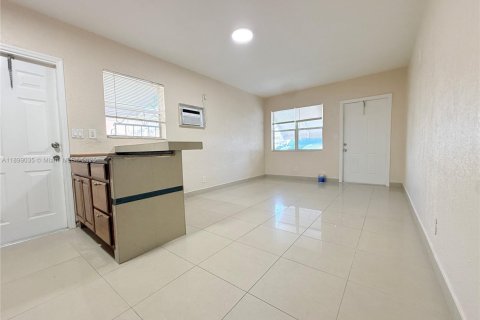Casa en alquiler en Hallandale Beach, Florida, 1 dormitorio, 55.74 m2 № 1951147 - foto 2