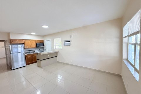 Casa en alquiler en Hallandale Beach, Florida, 1 dormitorio, 55.74 m2 № 1951147 - foto 4