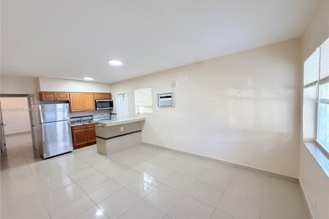 Casa en alquiler en Hallandale Beach, Florida, 1 dormitorio, 55.74 m2 № 1951147 - foto 1