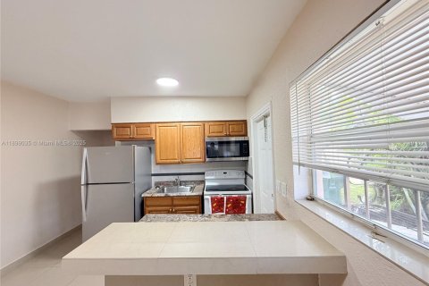Casa en alquiler en Hallandale Beach, Florida, 1 dormitorio, 55.74 m2 № 1951147 - foto 3