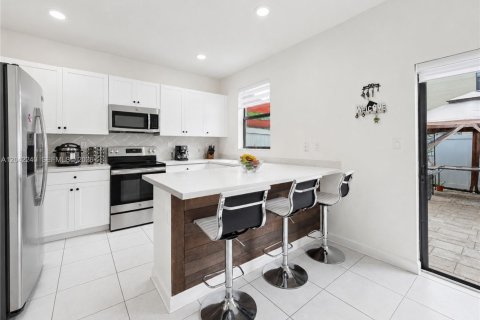 House in Hialeah, Florida 3 bedrooms, 137.77 sq.m. № 2185941 - photo 12