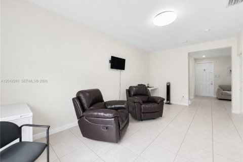 House in Hialeah, Florida 3 bedrooms, 137.77 sq.m. № 2185941 - photo 7