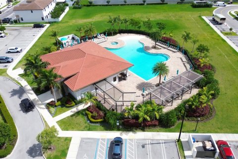 House in Hialeah, Florida 3 bedrooms, 137.77 sq.m. № 2185941 - photo 25