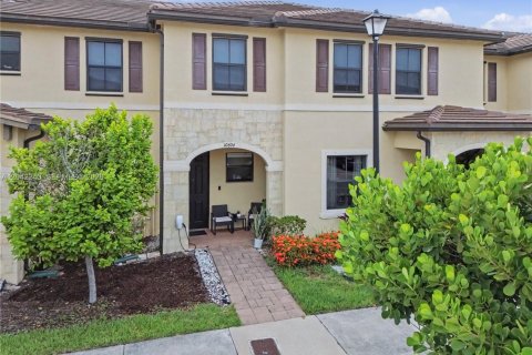 House in Hialeah, Florida 3 bedrooms, 137.77 sq.m. № 2185941 - photo 2