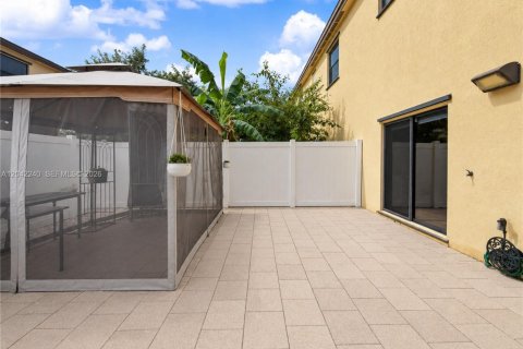 House in Hialeah, Florida 3 bedrooms, 137.77 sq.m. № 2185941 - photo 13