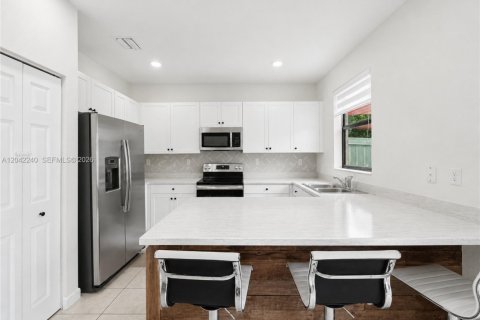 House in Hialeah, Florida 3 bedrooms, 137.77 sq.m. № 2185941 - photo 9