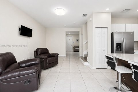 House in Hialeah, Florida 3 bedrooms, 137.77 sq.m. № 2185941 - photo 8