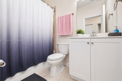 House in Hialeah, Florida 3 bedrooms, 137.77 sq.m. № 2185941 - photo 21