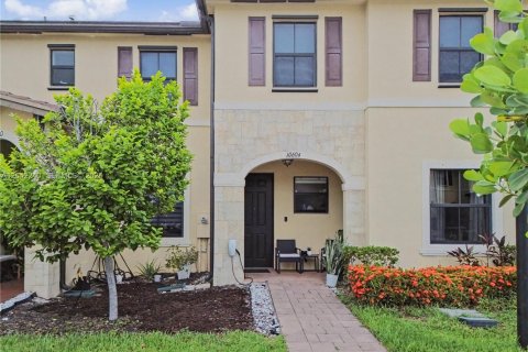 House in Hialeah, Florida 3 bedrooms, 137.77 sq.m. № 2185941