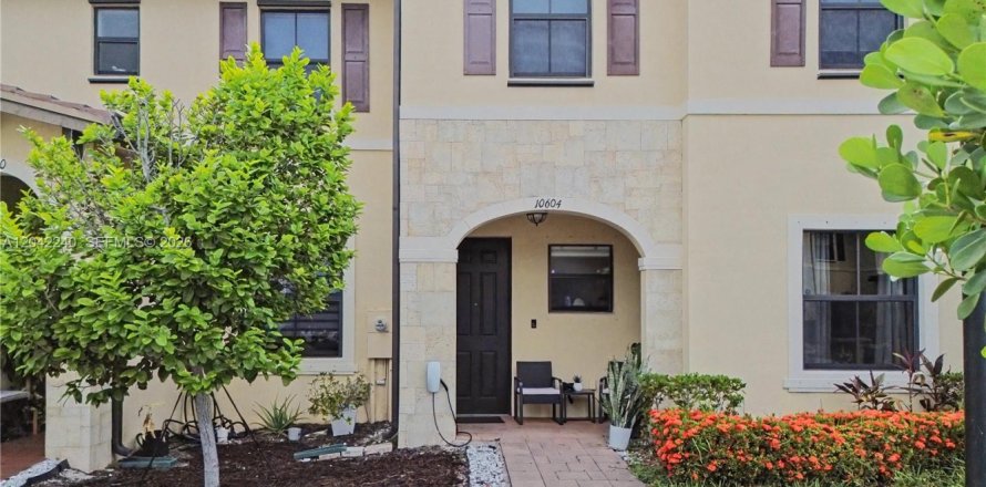 House in Hialeah, Florida 3 bedrooms, 137.77 sq.m. № 2185941