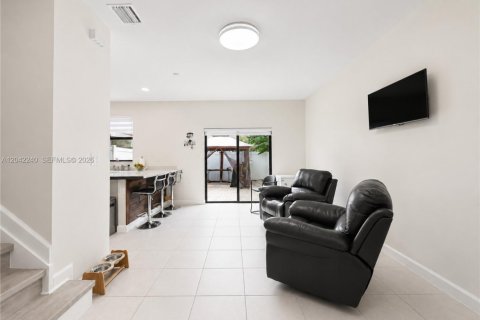 House in Hialeah, Florida 3 bedrooms, 137.77 sq.m. № 2185941 - photo 5