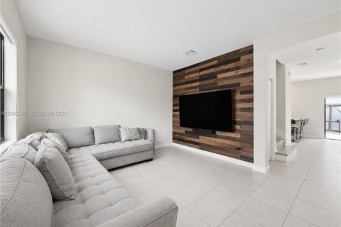 House in Hialeah, Florida 3 bedrooms, 137.77 sq.m. № 2185941 - photo 4