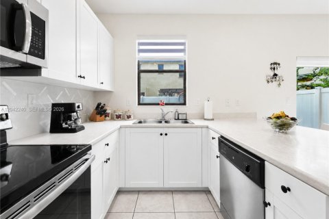 House in Hialeah, Florida 3 bedrooms, 137.77 sq.m. № 2185941 - photo 11