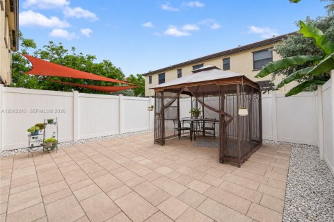 House in Hialeah, Florida 3 bedrooms, 137.77 sq.m. № 2185941 - photo 14