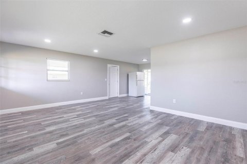 House in Fort Myers, Florida 3 bedrooms, 125.42 sq.m. № 1911843 - photo 6