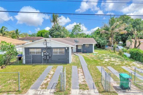 Immobilier commercial à Miami, Floride 182.92 m2 № 2247411