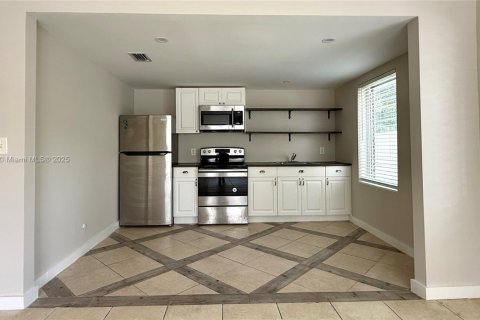 Снять в аренду виллу или дом в Майами, Флорида 2 спальни, 83.61м2, № 1878644 - фото 2