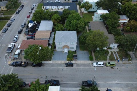 Снять в аренду виллу или дом в Майами, Флорида 2 спальни, 83.61м2, № 1878644 - фото 23