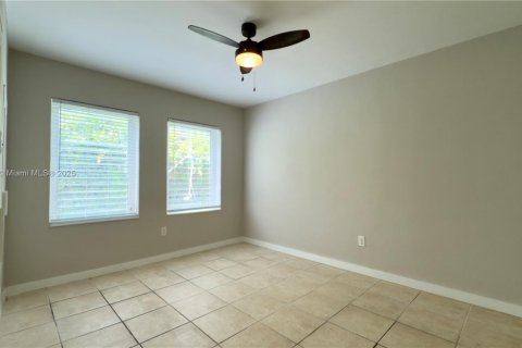 Снять в аренду виллу или дом в Майами, Флорида 2 спальни, 83.61м2, № 1878644 - фото 7