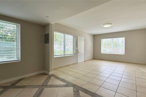 Снять в аренду виллу или дом в Майами, Флорида 2 спальни, 83.61м2, № 1878644 - фото 3