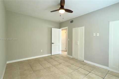 Снять в аренду виллу или дом в Майами, Флорида 2 спальни, 83.61м2, № 1878644 - фото 9