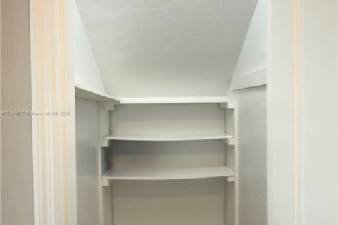 Снять в аренду виллу или дом в Майами, Флорида 2 спальни, 83.61м2, № 1878644 - фото 11