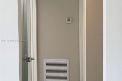 Снять в аренду виллу или дом в Майами, Флорида 2 спальни, 83.61м2, № 1878644 - фото 10