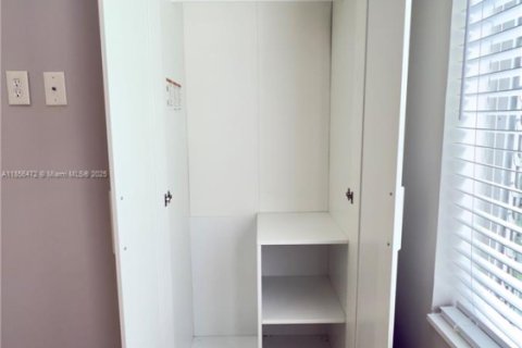 Снять в аренду виллу или дом в Майами, Флорида 2 спальни, 83.61м2, № 1878644 - фото 17