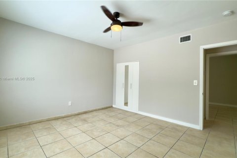 Снять в аренду виллу или дом в Майами, Флорида 2 спальни, 83.61м2, № 1878644 - фото 5
