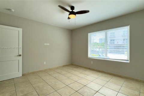 Снять в аренду виллу или дом в Майами, Флорида 2 спальни, 83.61м2, № 1878644 - фото 6