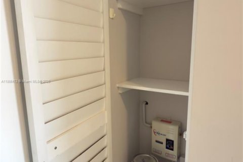 Снять в аренду виллу или дом в Майами, Флорида 2 спальни, 83.61м2, № 1878644 - фото 13