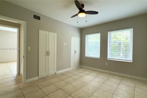 Снять в аренду виллу или дом в Майами, Флорида 2 спальни, 83.61м2, № 1878644 - фото 8