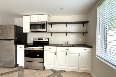 Снять в аренду виллу или дом в Майами, Флорида 2 спальни, 83.61м2, № 1878644 - фото 1